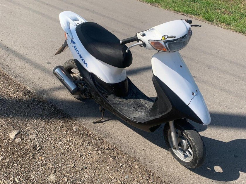 Белый скутер хонда дио