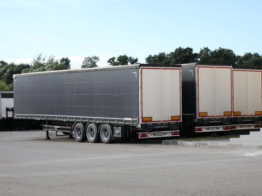 Шторный полуприцеп Шварцмюллер