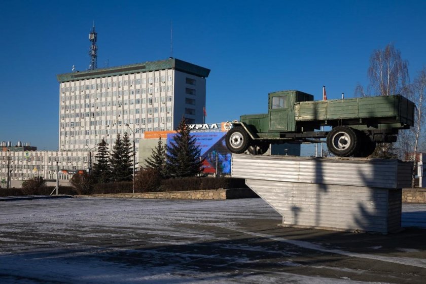 Памятник первому уральскому автомобилю в миассе