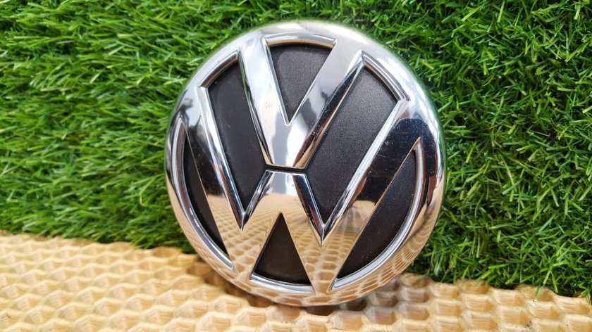 Эмблема решетки радиатора vw polo