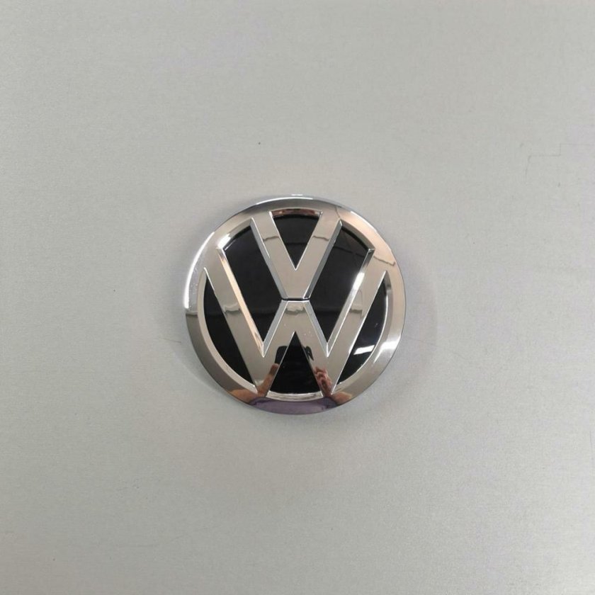 Передняя эмблема на Volkswagen Polo