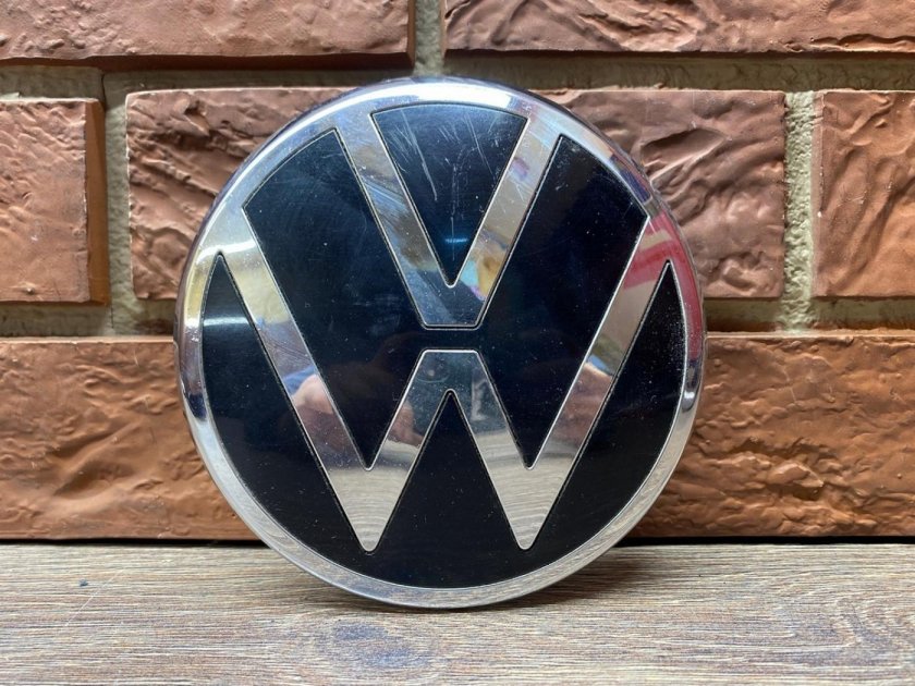 Эмблема в решетку радиатора volkswagen