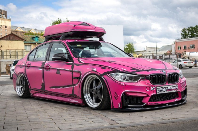 Розовая BMW m4 2022