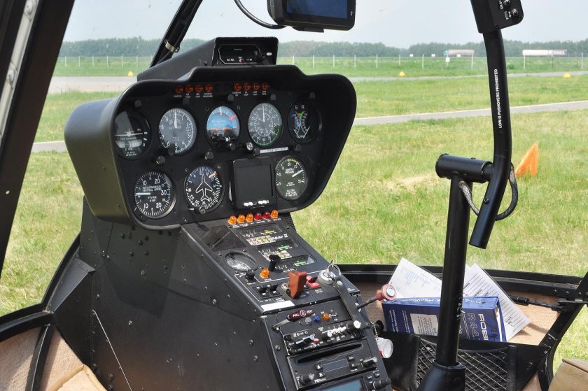 Кабина вертолета robinson r44