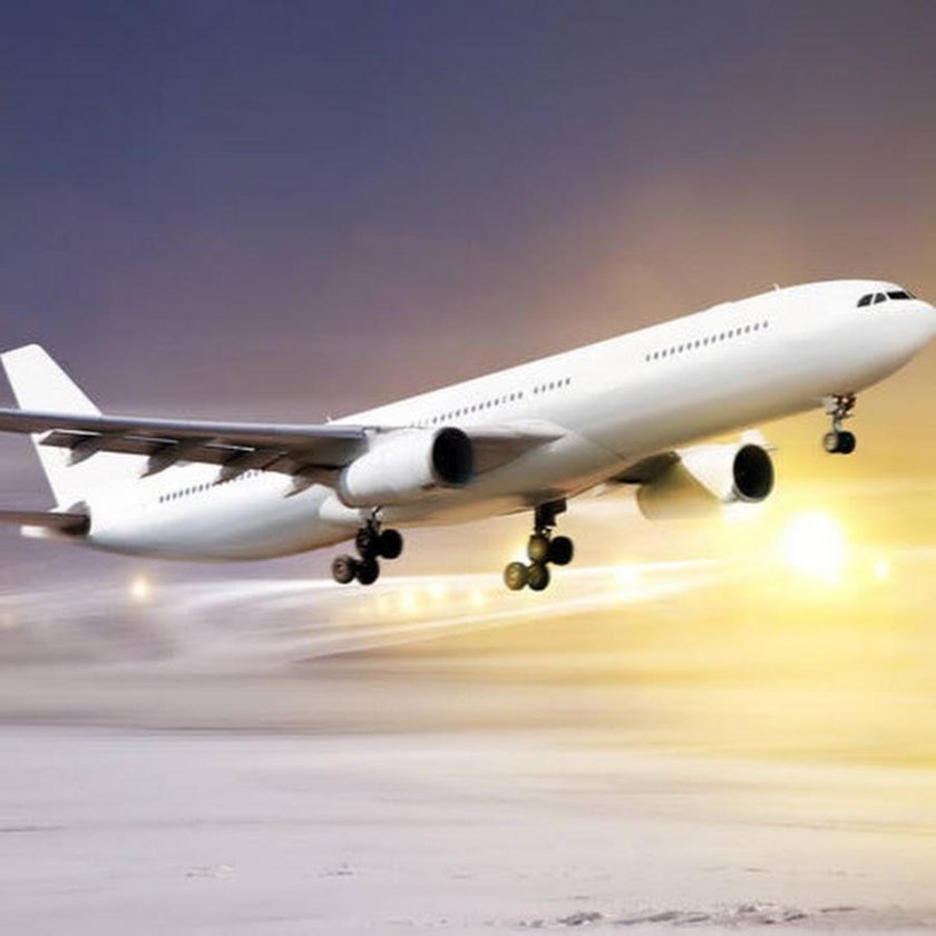 Взлетающий самолет сбоку