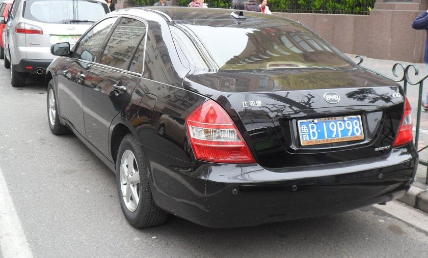 Машина BYD f6