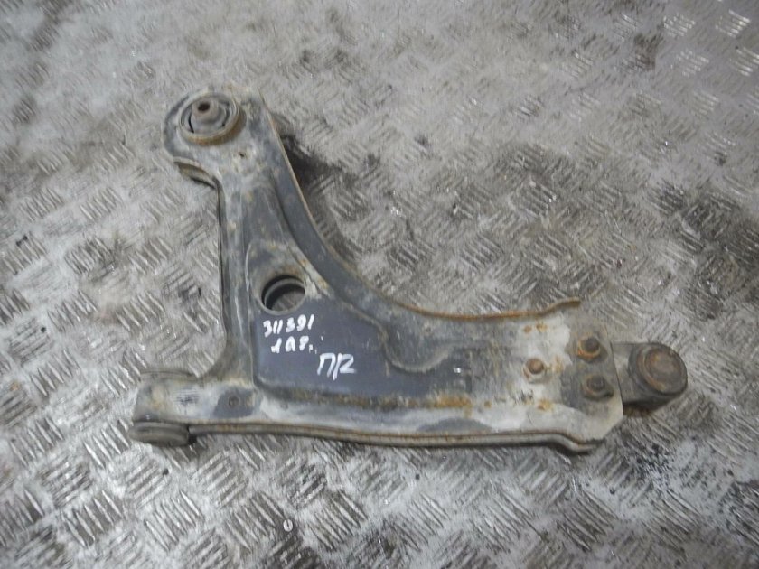 Передний рычаг подвески Шевроле Лачетти