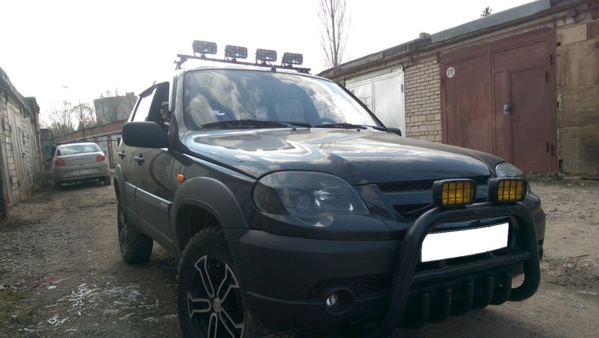 Шевроле Нива кварц черные фары