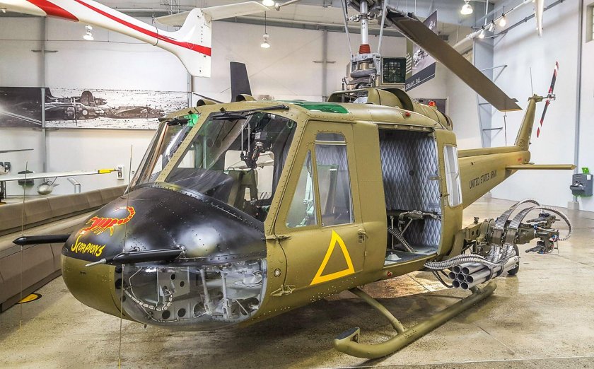 Вертолет Bell "uh-1 Huey"