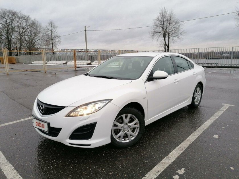 Мазда 12 года белая