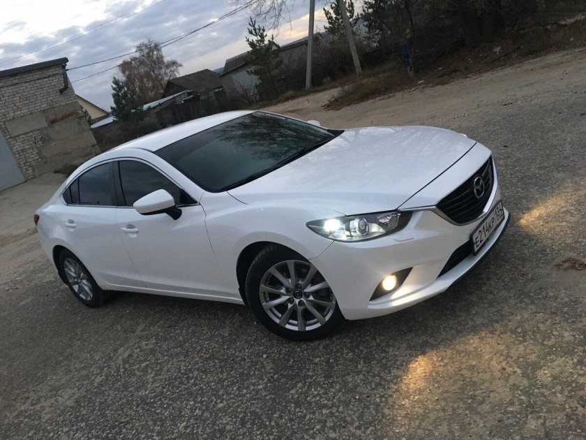 Белая мазда 6