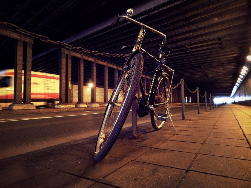 Велосипеды на улице вечер