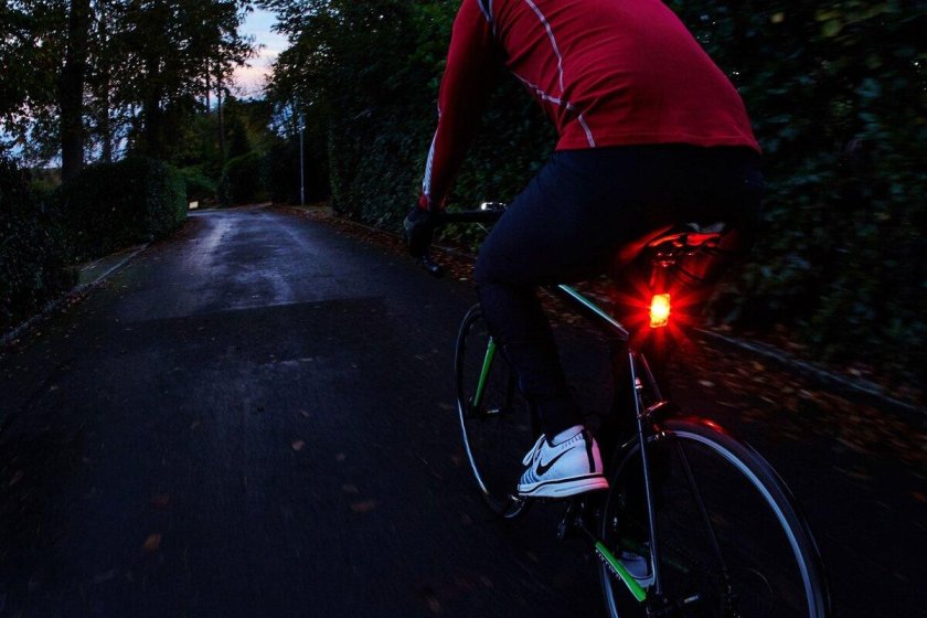 Велосипедист на дороге