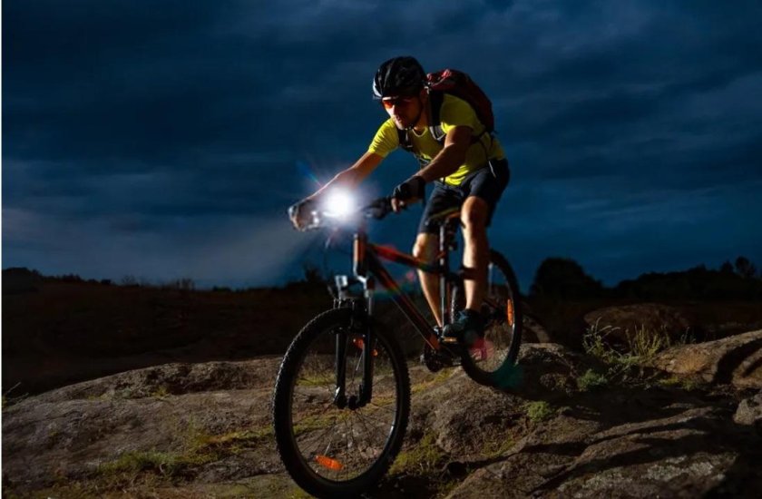 Велосипедист ночью