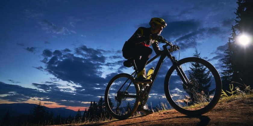 Велосипедист на фоне гор