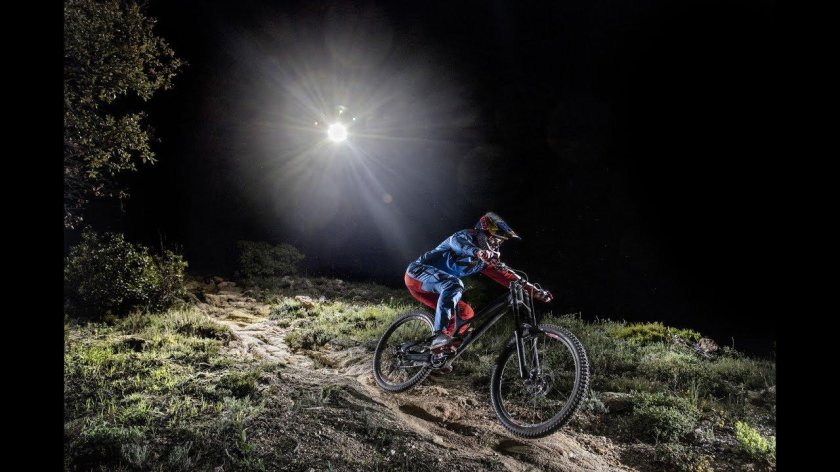 Велосипедист ночью