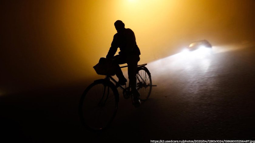 Велосипедист на дороге