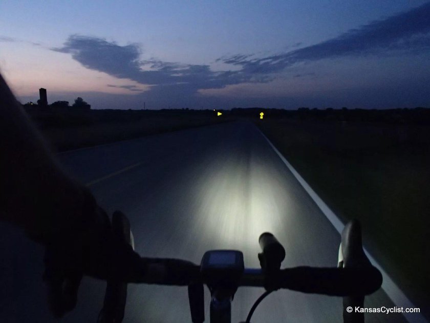 Велосипедист ночью на дороге