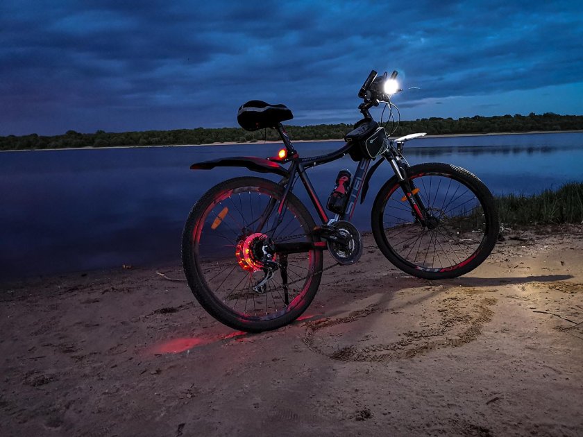 Велосипед ночью в лесу