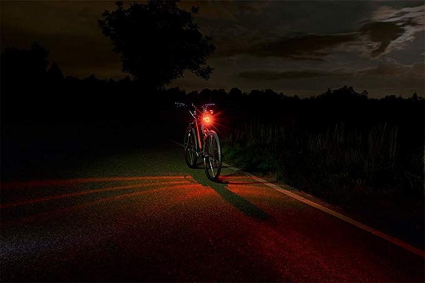 Велосипед с фонарями ночью