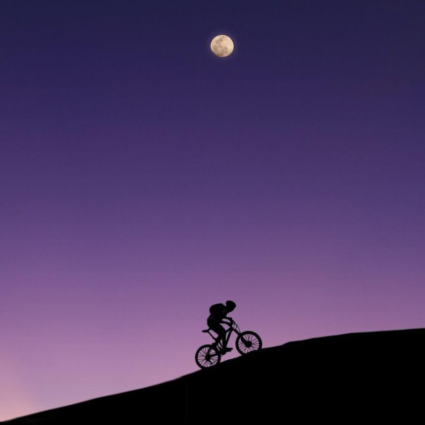 Велосипедист ночью