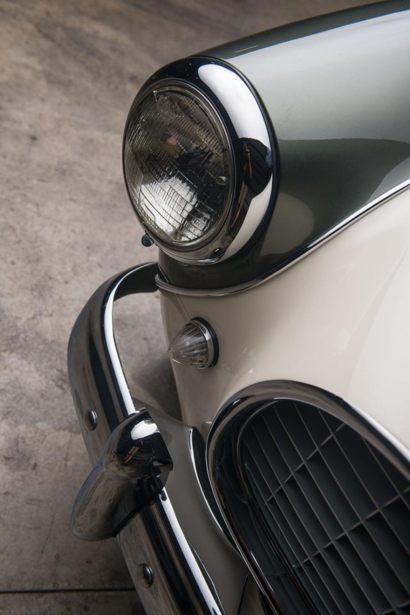 Автомобиль старый