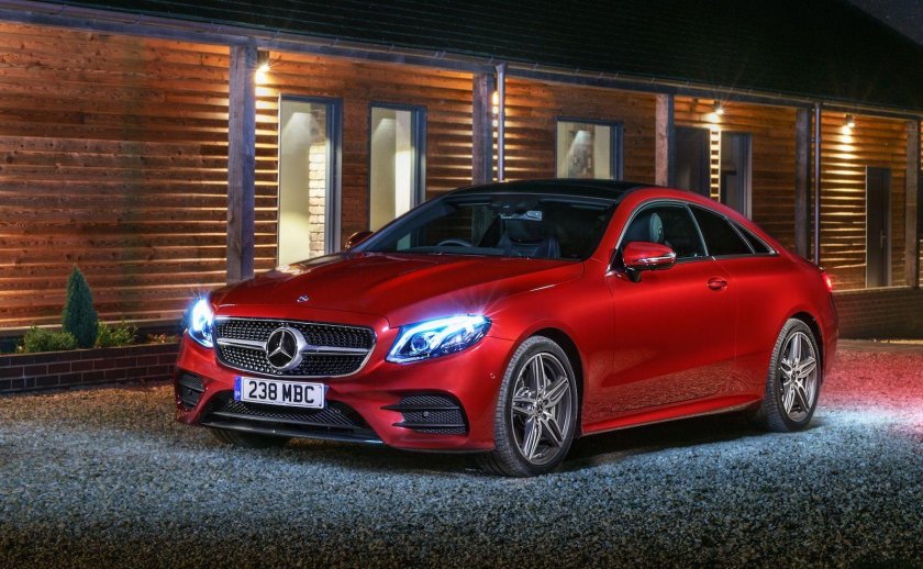 Мерседес Бенц е 200 купе красный