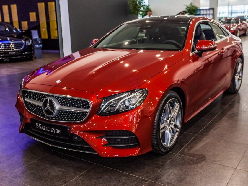 Красный Мерседес купе