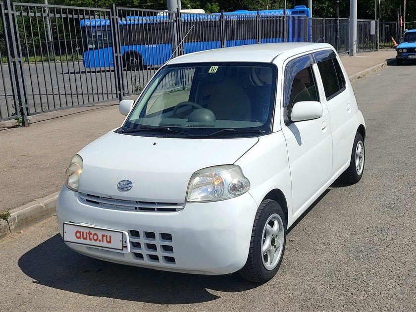 Автомашину Daihatsu esse 2006 года