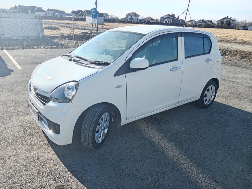 Daihatsu mira e:s 2012