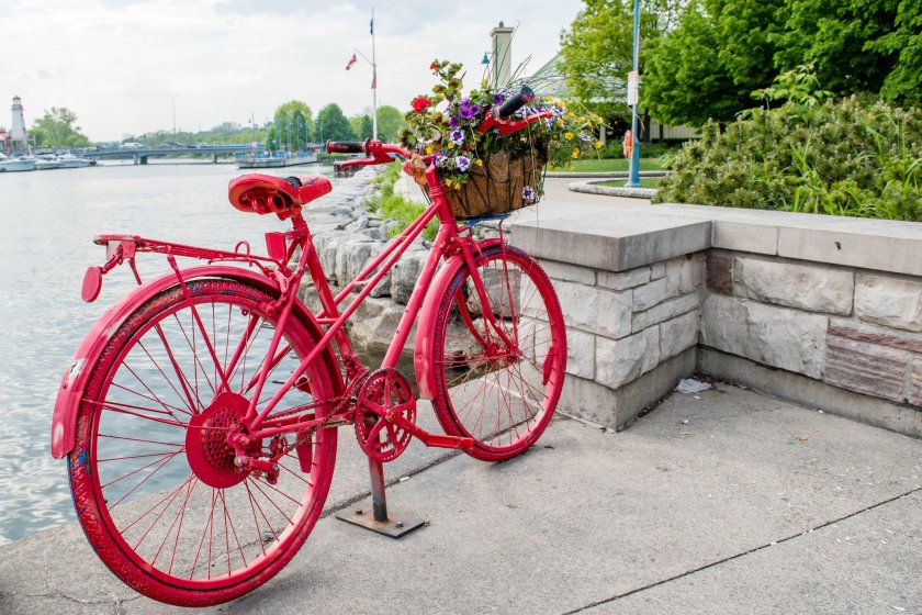 Черно красный велосипед