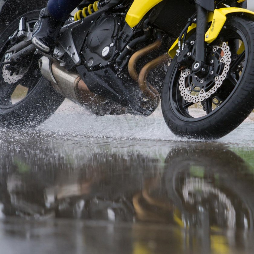 Мокрый мотоцикл