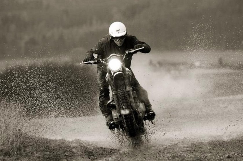 Мотоцикл под дождем