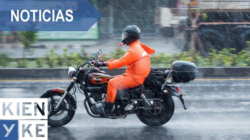 Едет на мотоцикле