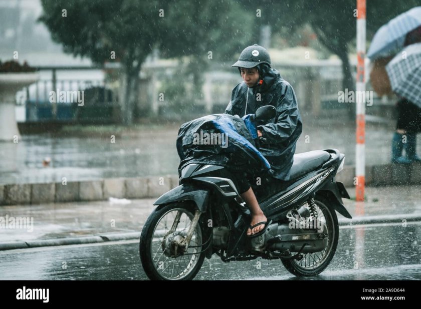 На мопеде под дождем