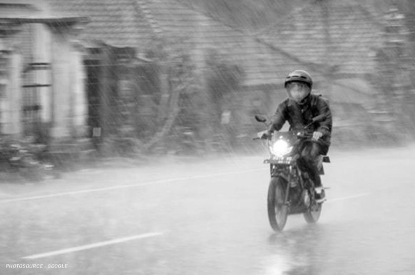 Мотоцикл под дождем