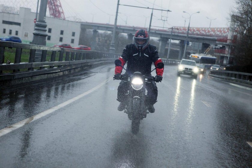 На мотоцикле в ливень