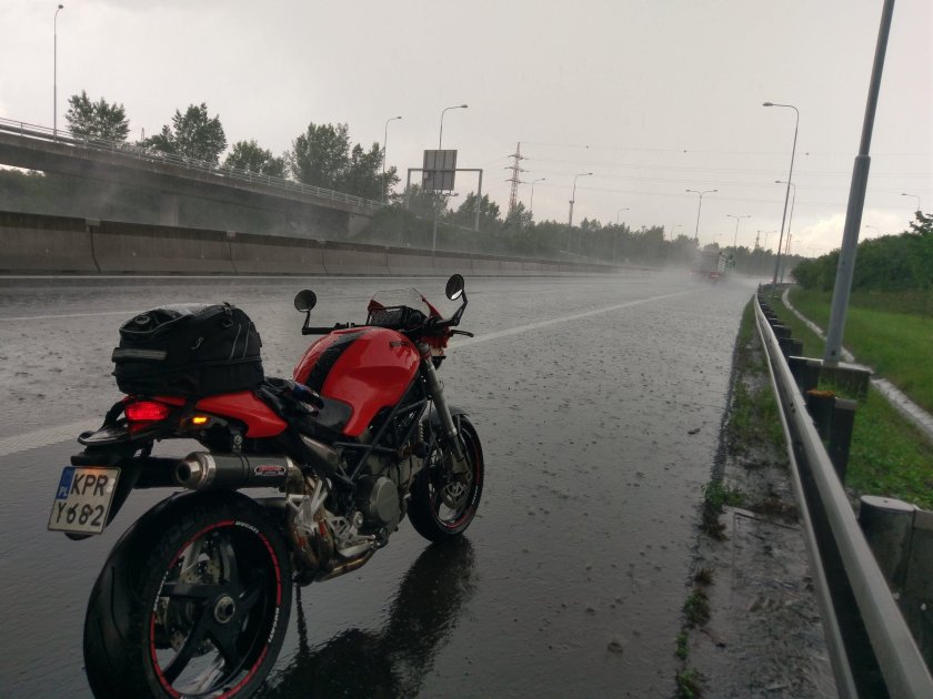 Мотоциклист в дождь