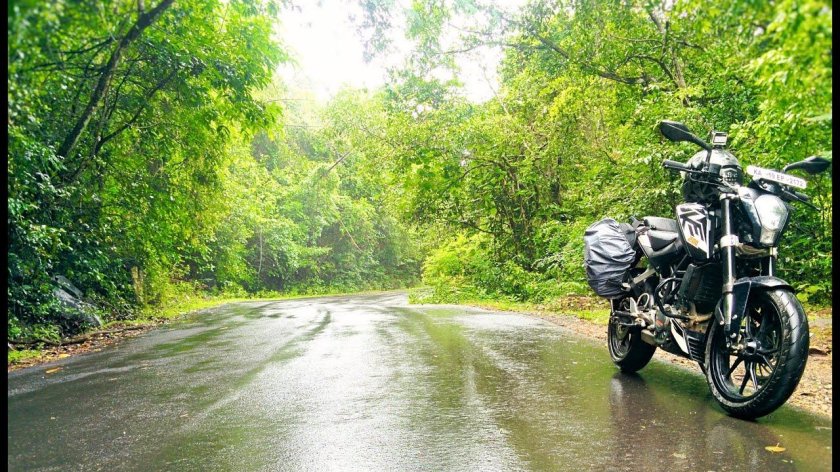 Мотоцикл в дождь на улице