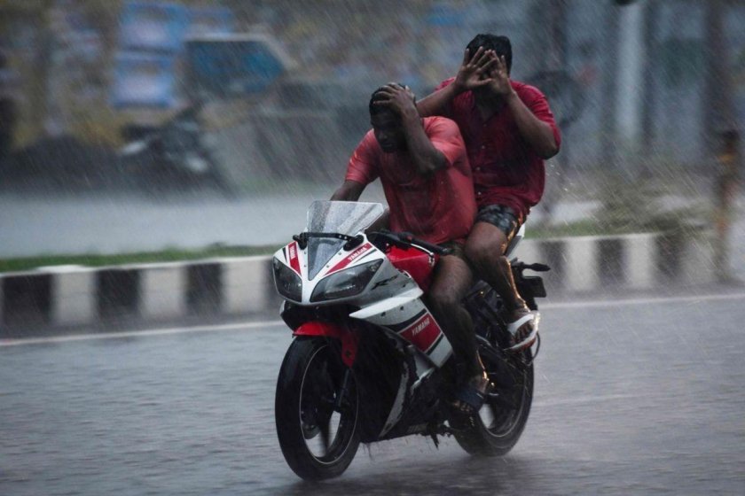 Мотоцикл под дождем