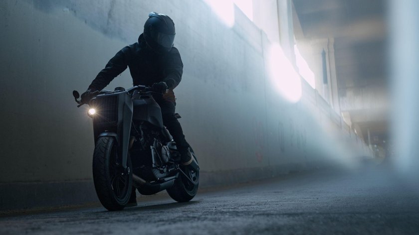 Мотоциклист в черном