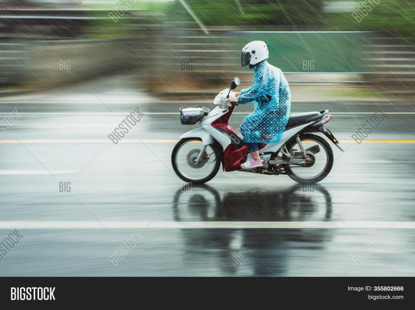 Мотоциклист в дождь