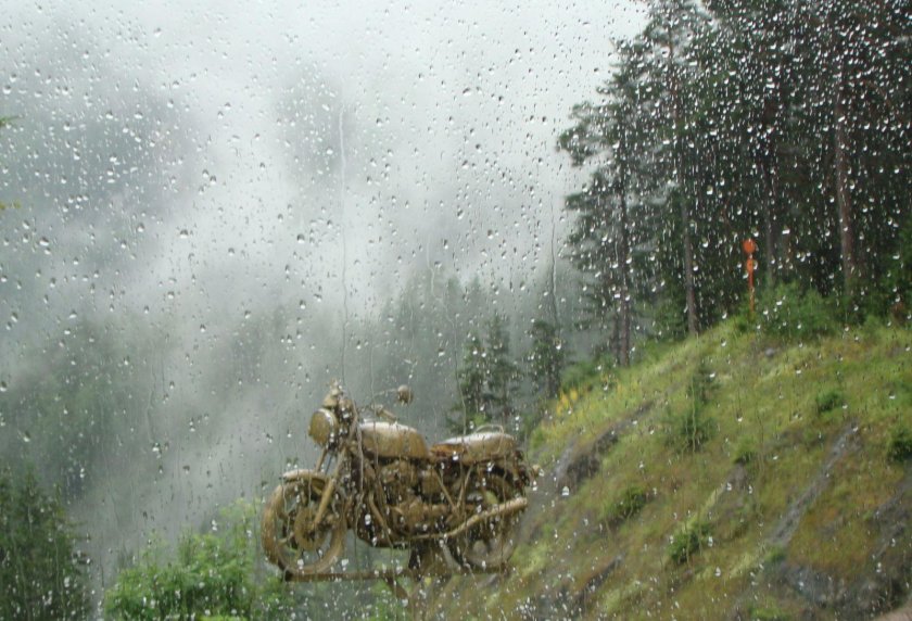 Мотоцикл под дождем