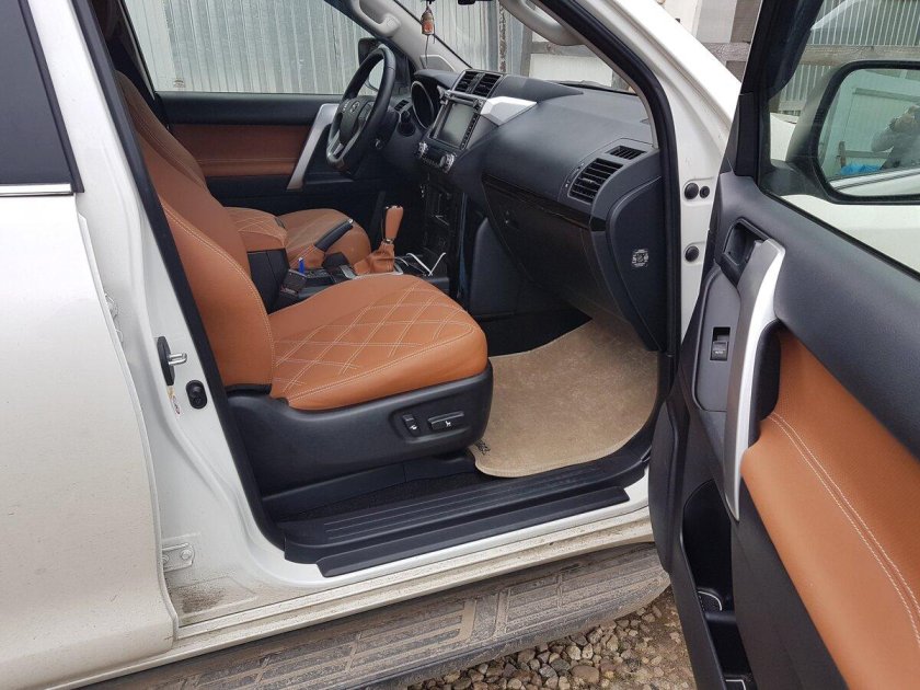 Toyota Land Cruiser Prado коричневый салон
