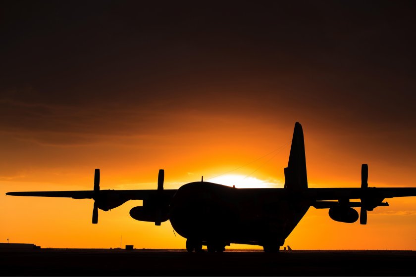 Силуэт самолета