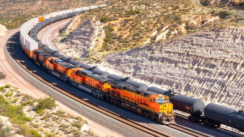 Самый длинный поезд в мире 682 вагона