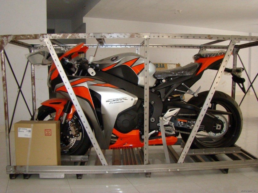 Мотоцикл в упаковке