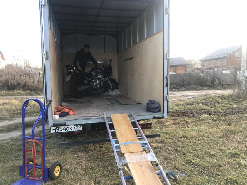 Перевозка мотоцикла в фургоне