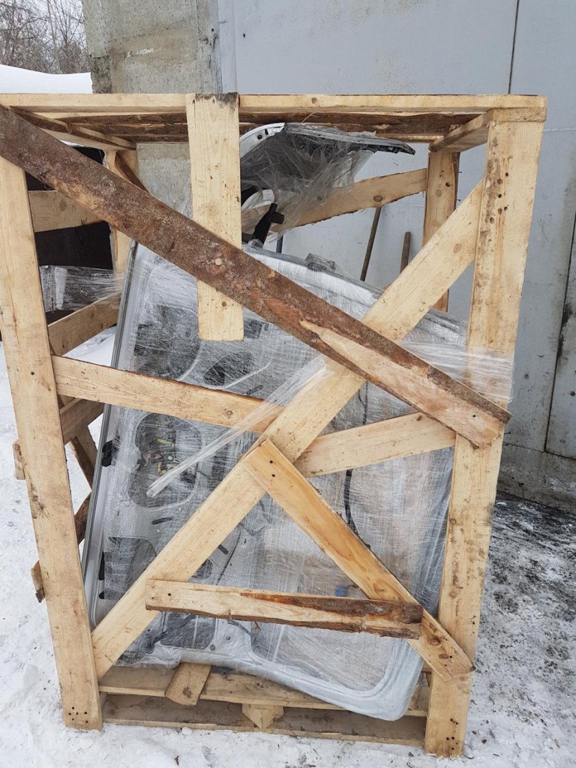 Автомобильная дверь в обрешетке