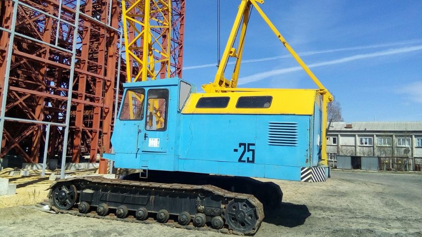 Гусеничный кран мкг-25бр